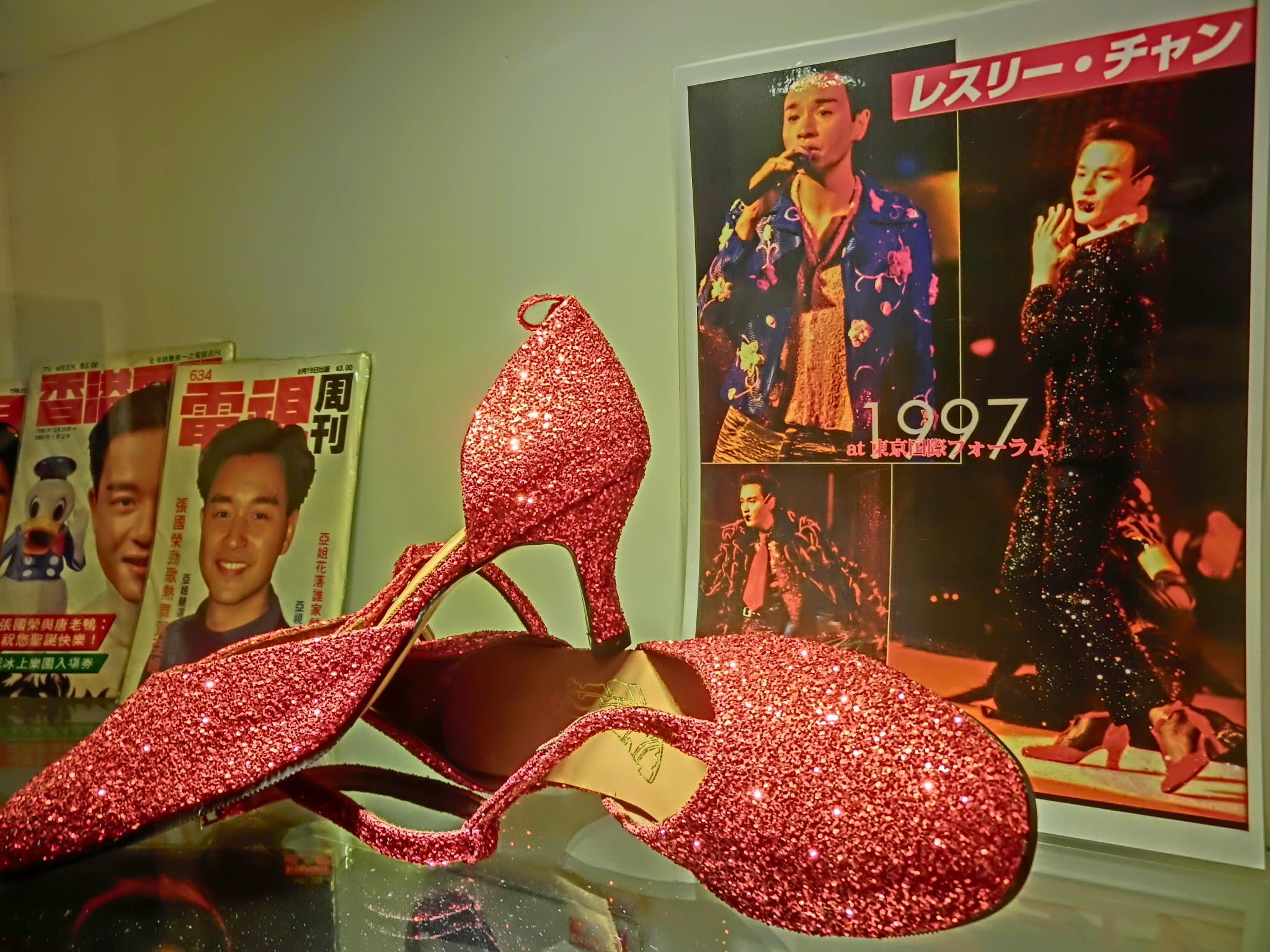 hk_sheung_wan_po_yan_street_shop_art_gallery_para_site_art_space_june-2013_%e9%ab%98%e8%b7%9f%e9%9e%8b_red_high-heeled_shoes_leslie_cheung_picture